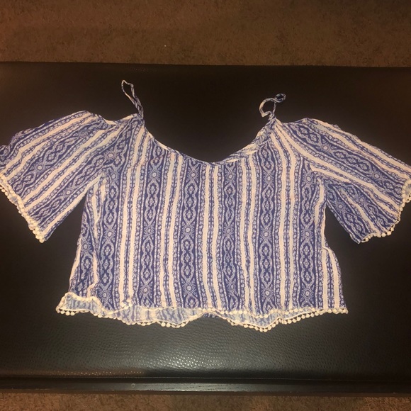 LUSH NORDSTROM CUT OUT SHOULDER LIGHTWEIGHT TOP - Picture 1 of 3